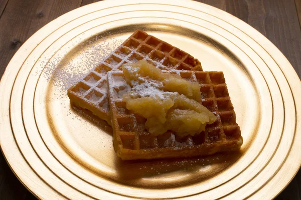 Yapımı Elmalı Waffle Tabakta Krema — Stok fotoğraf