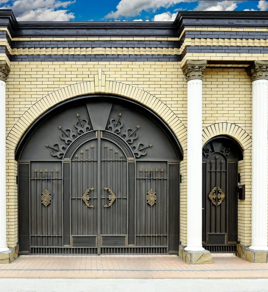 Grandes puertas y portones decorativos . — Foto de Stock