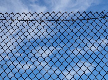 Gökyüzünün arka planındaki bir ağ zinciri bağlantısından çık