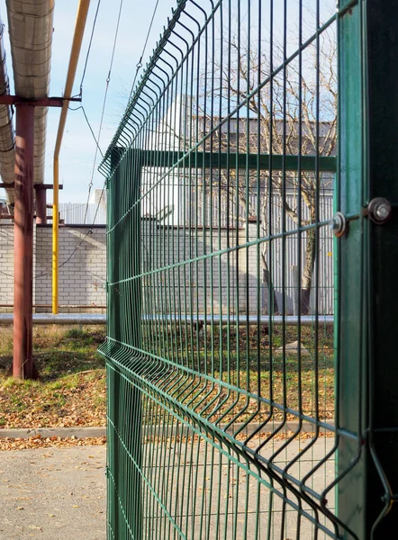 Clôture Moderne Fil Vert Pour Les Installations Industrielles Images De Stock Libres De Droits