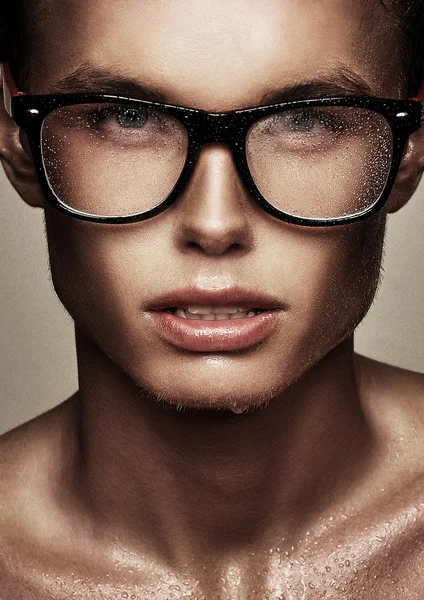 Portret młodego mężczyzny nowoczesnego w okulary. — Zdjęcie stockowe