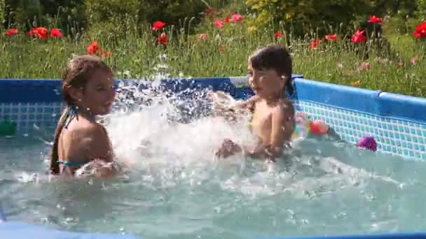 děti bavit, plavání v bazénu s pěkné modré vody
