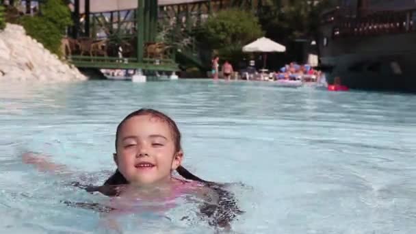 malá holčička zábava v bazénu