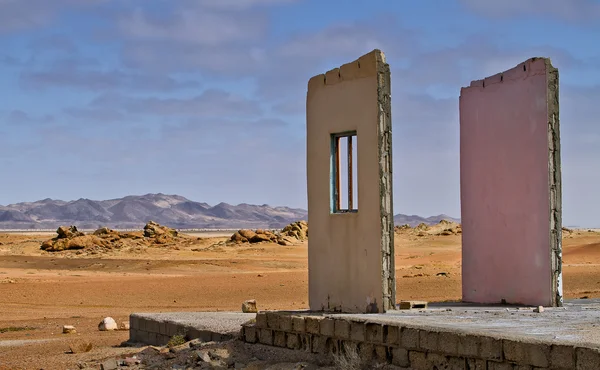 Заброшенные здания в пустыне — стоковое фото