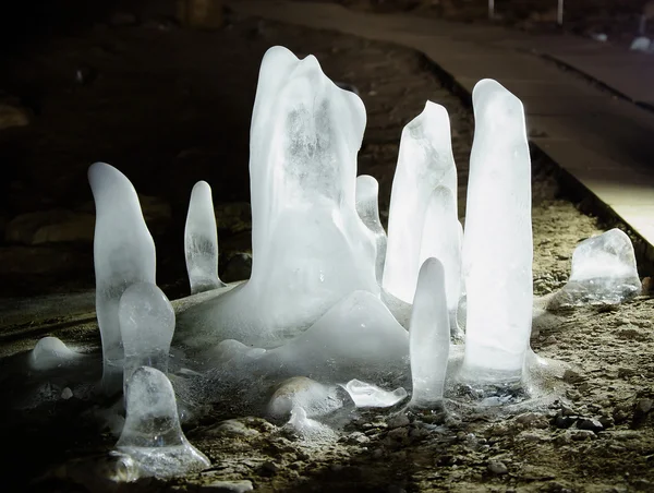 Ледовые сталагмиты . — стоковое фото