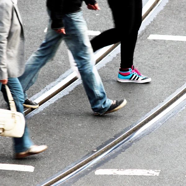 ayakları üzerinde yürüyen