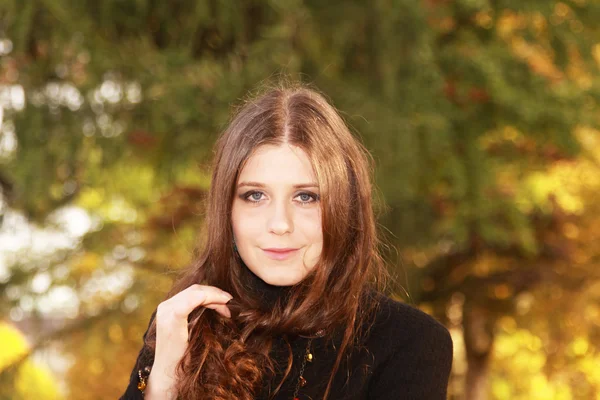 Young woman in the park — Stock Photo, Image