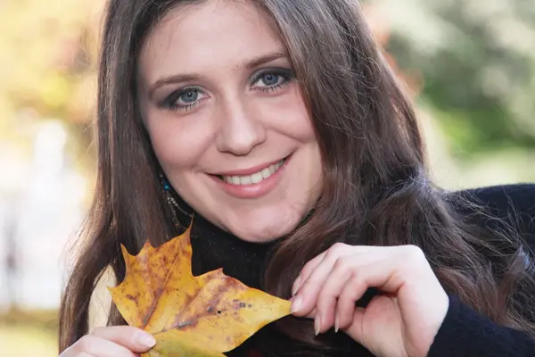 kadın kahverengi yaprak ile