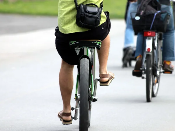 genç adam bir bisiklet