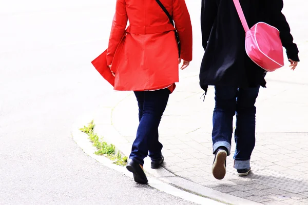 İki kız yürüyor.