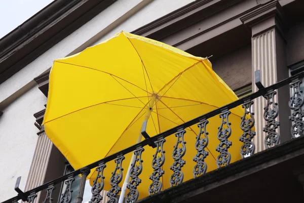 Parapluie jaune sur le balcon — Photo