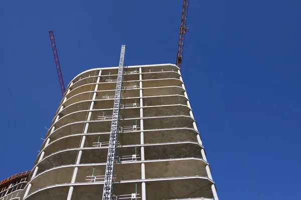 İnşaat alanında, yüksek bir bina