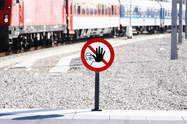 bir tren istasyonunda dur işareti