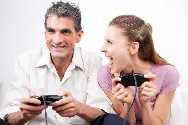 Пара играет в компьютерные игры — стоковое фото