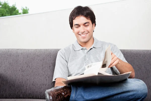 Jovem lendo jornal — Fotografia de Stock