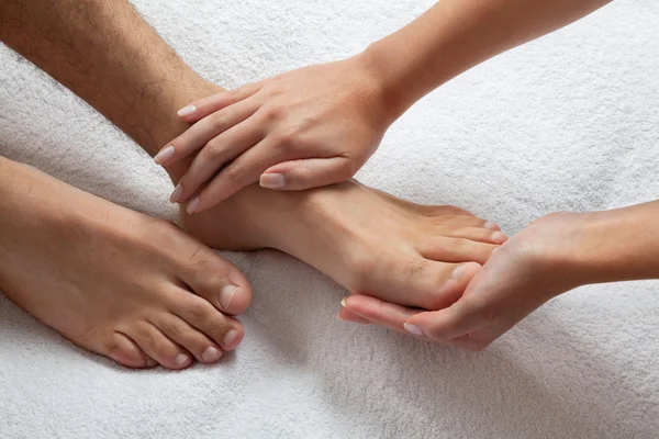 Mãos Massageando Pés — Fotografia de Stock