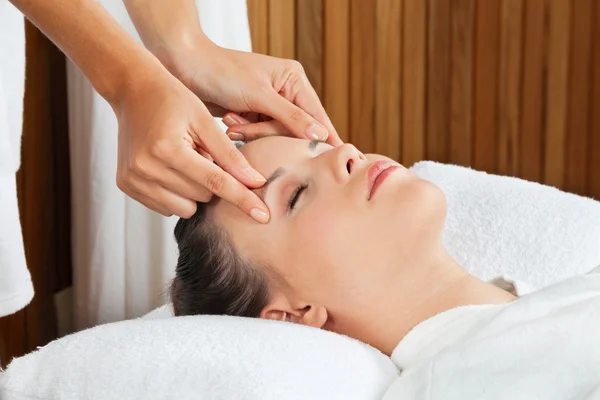 Feminino recebendo massagem na cabeça no spa — Fotografia de Stock