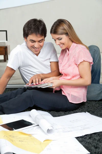 Pareja seleccionando color de muestras — Foto de Stock