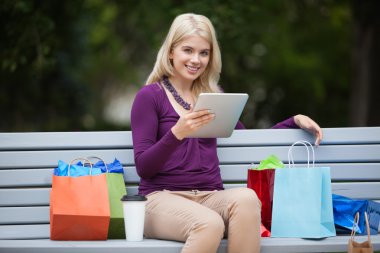 poşetler kullanarak tablet pc açık havada olan kadın