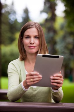 Dijital tablet açık havada olan kadın