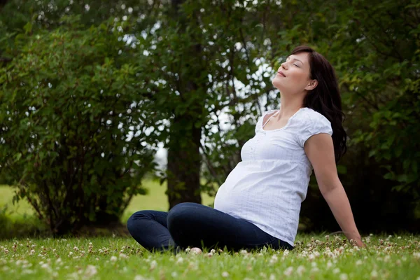 Relaxado mãe no parque — Fotografia de Stock