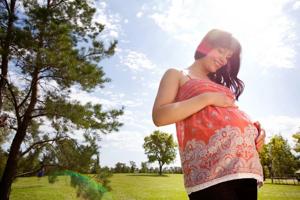 Glad gravid kvinna i park — Stockfoto