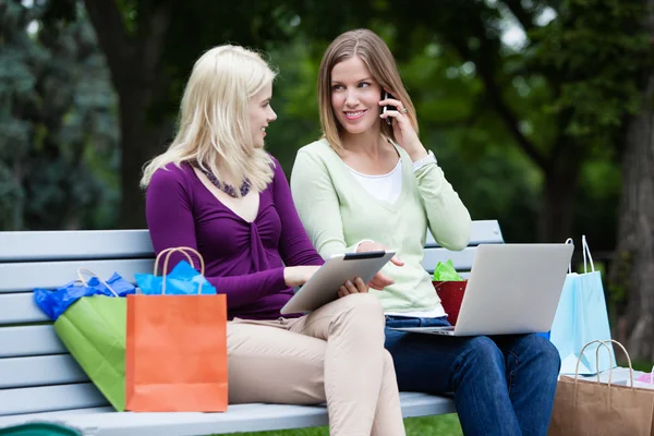 デジタル タブレットと携帯電話を使用して女性のショッピング — ストック写真