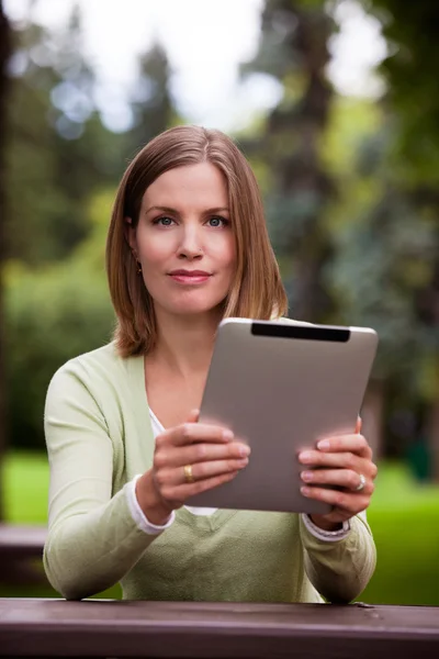 Mujer con Tablet Digital al Aire Libre —  Fotos de Stock