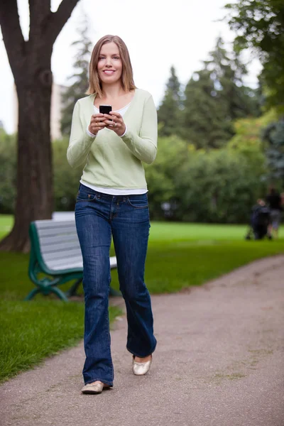 Femme utilisant un téléphone portable — Photo