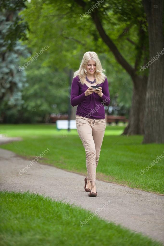 Трепетная блондиночка веселится в парке