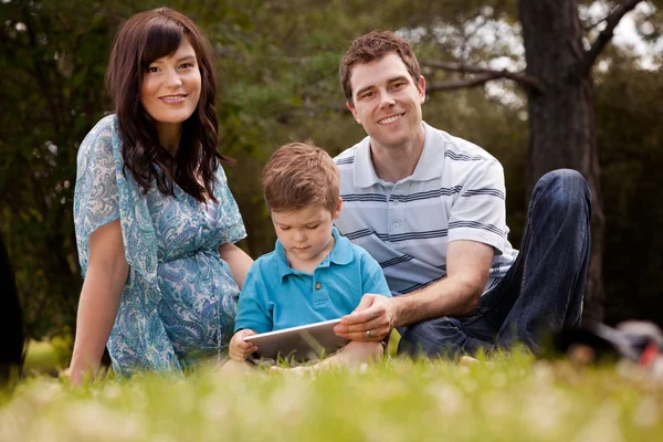 Parque familiar com tablet digital — Fotografia de Stock