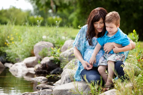 母亲和儿子玩湖附近 — 图库照片