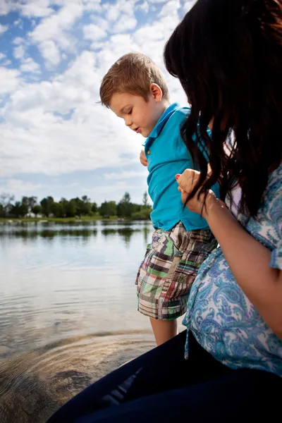 Mãe brincando na água com o filho — Fotografia de Stock