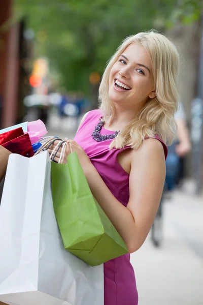 Opgewonden shopaholic vrouw — Stockfoto