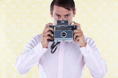 Retro adam ile orta format fotoğraf makinesi