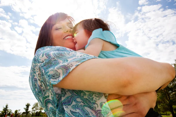 Moeder en dochter knuffelen buitenshuis — Stockfoto