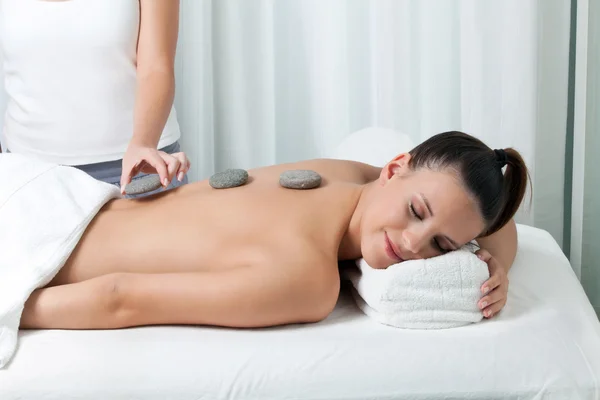 Mulher recebendo uma massagem de pedra — Fotografia de Stock