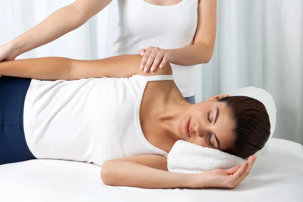 Donna che riceve un massaggio — Foto Stock