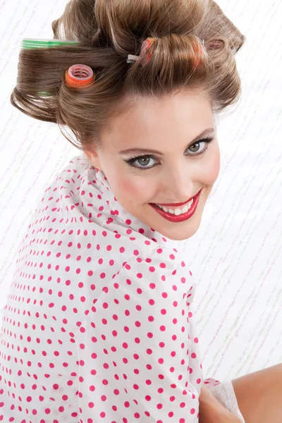 Retro-Frau mit Haarrollen — Stockfoto