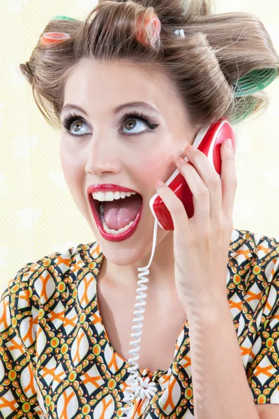 Mujer sorprendida usando teléfono — Foto de Stock