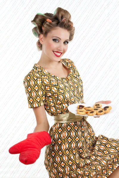 Mulher retro com biscoitos — Fotografia de Stock