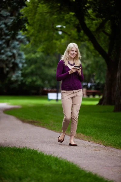 Kvinna skriva textmeddelande — Stockfoto