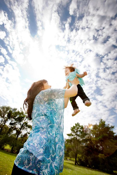 Speelse moeder met dochter — Stockfoto