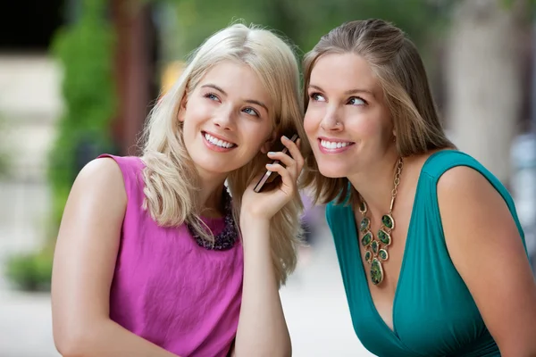 Mulheres usando um telefone móvel — Fotografia de Stock