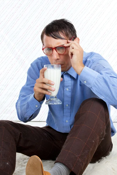 Mann hält Glas Milch in der Hand — Stockfoto