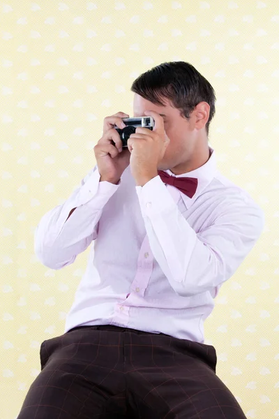 Retro mannelijk met meetzoeker camera — Stockfoto