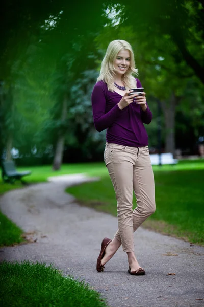 Frau benutzte Handy — Stockfoto