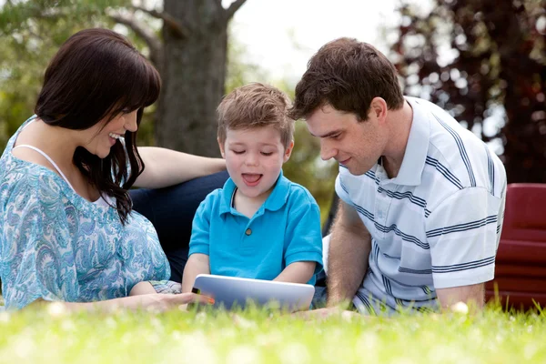 Aile parkı ile dijital tablet — Stok fotoğraf