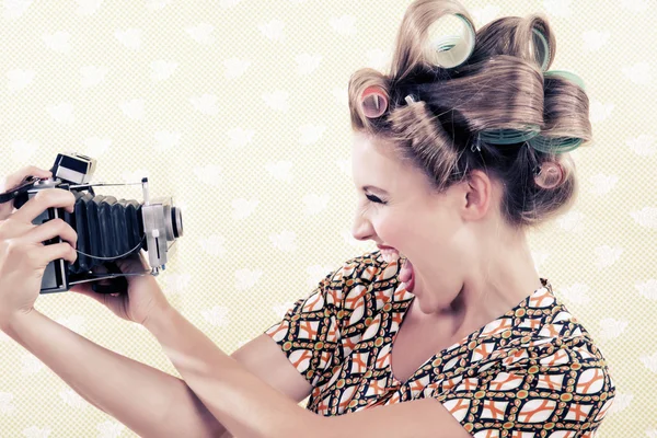 Mulher segurando uma câmera vintage — Fotografia de Stock