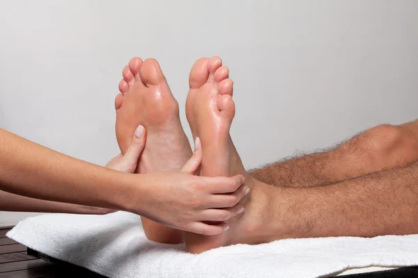 Man ontvangt een voetmassage — Stockfoto